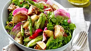 Frühlings‑Brotsalat mit grünem Spargel, Ringelbeete in Scheiben, Radieschen, Blattsalat und knusprigen Laugen‑Croutons in einer großen Schüssel. - Foto: LECKER @ Bauer Media Group