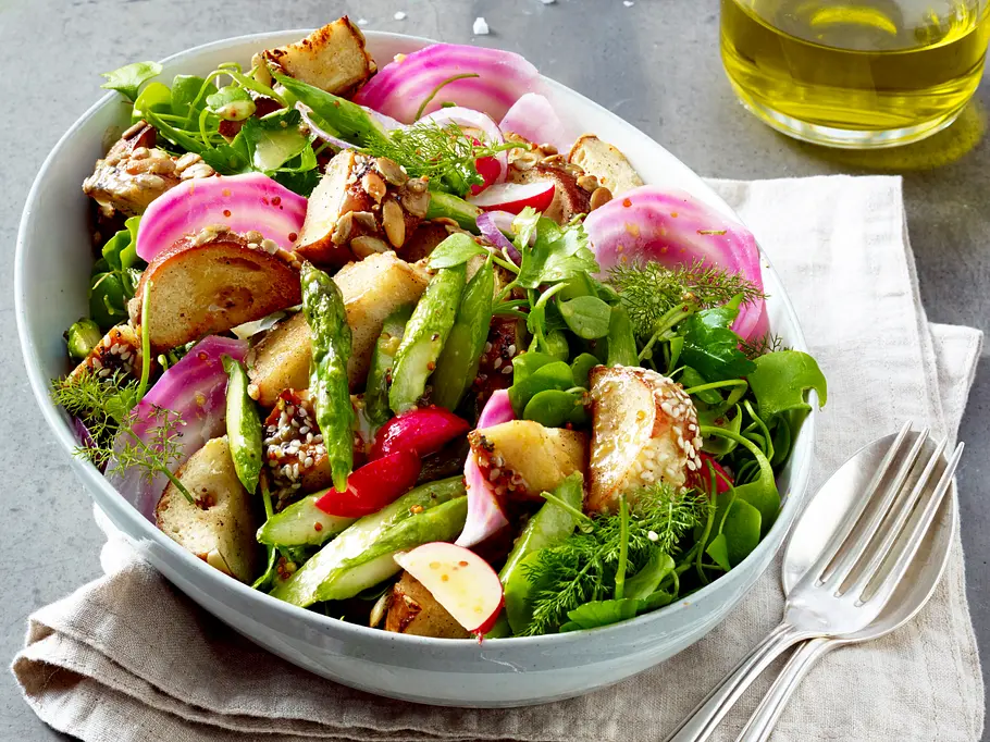 Frühlings‑Brotsalat mit grünem Spargel, Ringelbeete in Scheiben, Radieschen, Blattsalat und knusprigen Laugen‑Croutons in einer großen Schüssel.