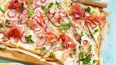 Frühlings-Flammkuchen für kleines Geld Rezept - Foto: House of Food / Bauer Food Experts KG