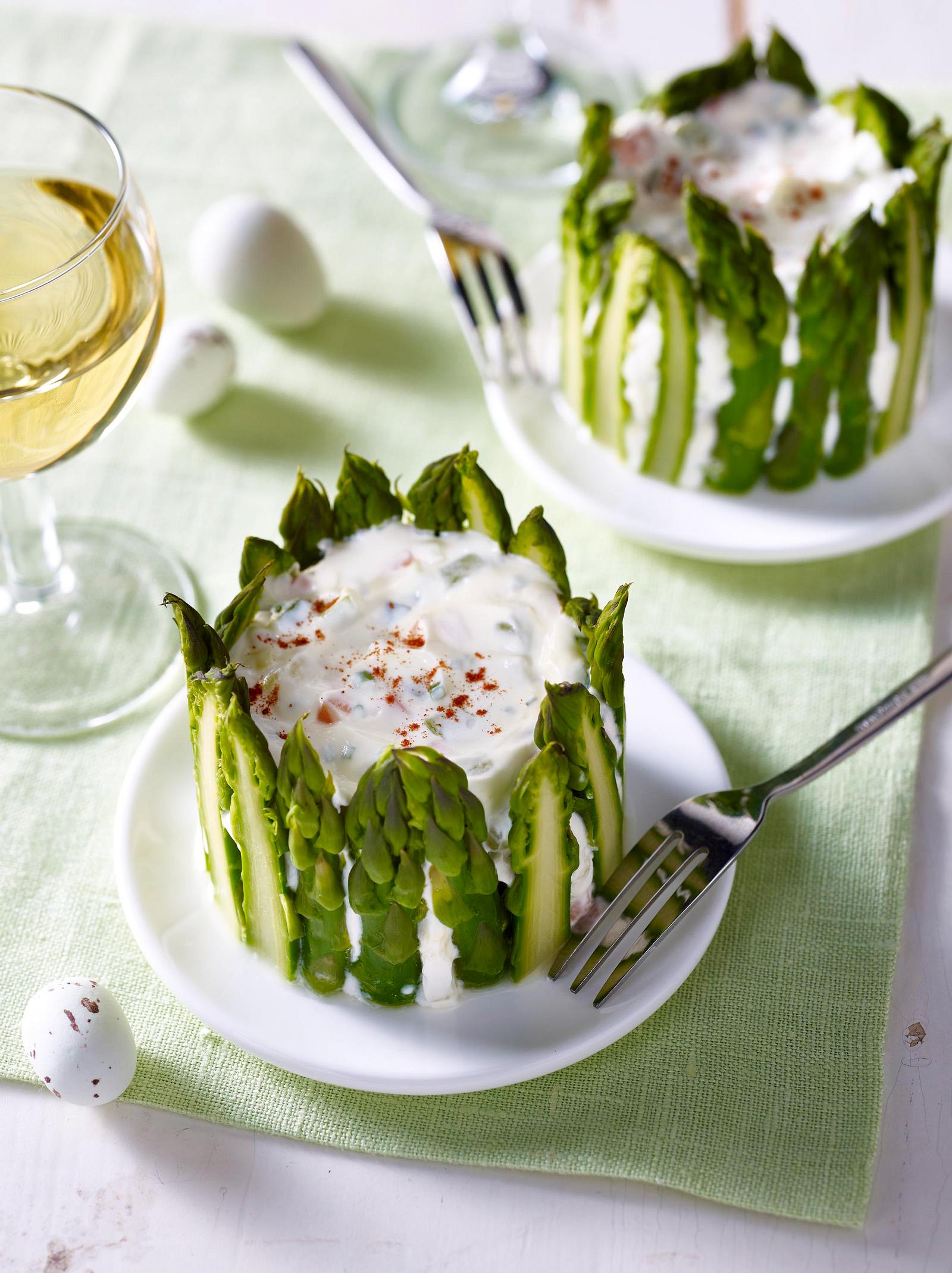 Frühlings-Frischkäse-Terrine mit grünem Spargel Rezept | LECKER