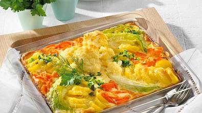 Frühlings-Gratin aus Blumenkohl, Möhren, Lauchzwiebeln, Kartoffeln und Spitzkohl Rezept - Foto: LECKER @ Bauer Media Group