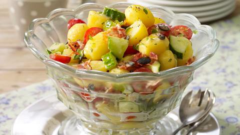 Frühlings-Kartoffelsalat mit Speck (Osterbrunch) Rezept - Foto: House of Food / Bauer Food Experts KG