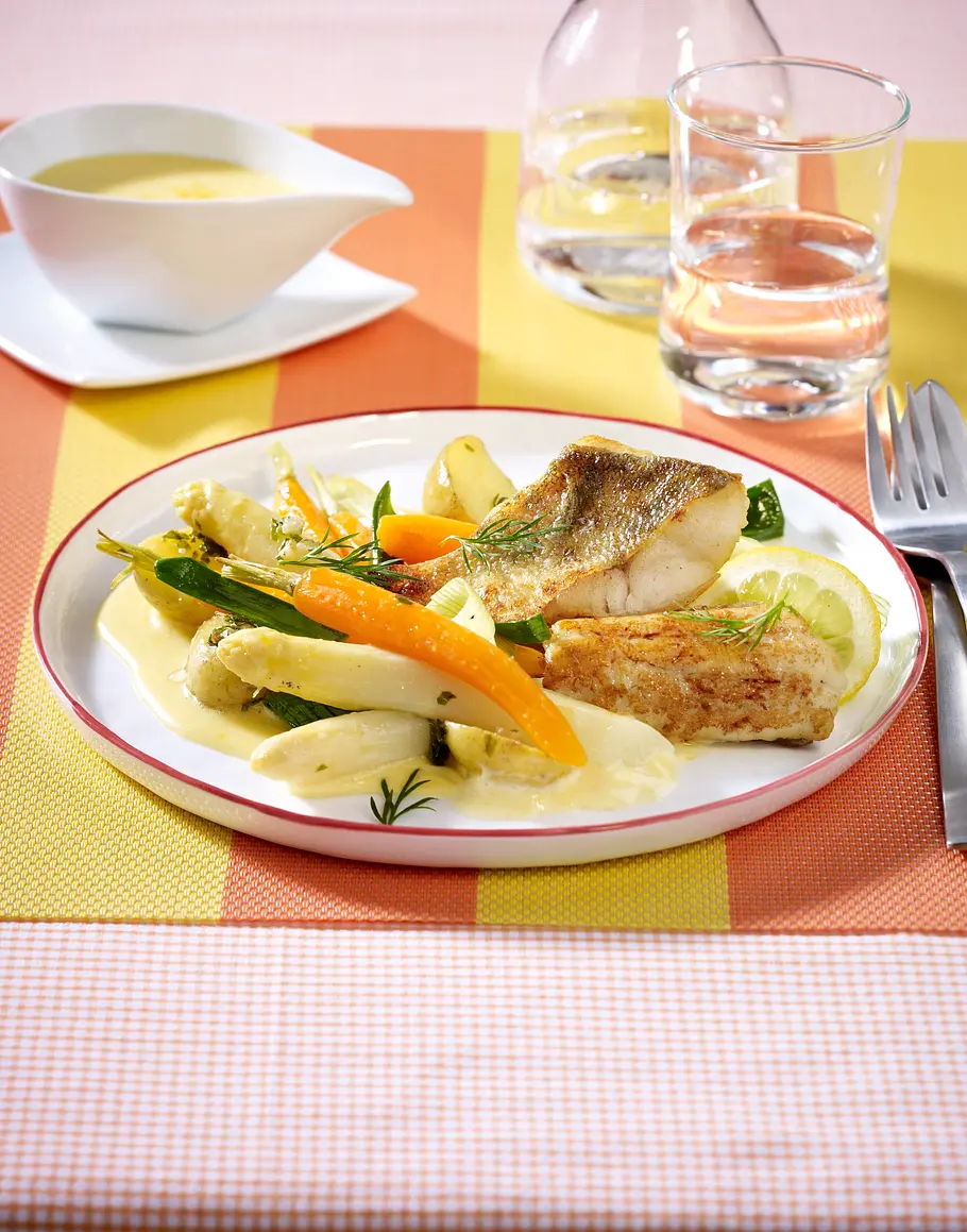 Frühlingsgemüse mit gebratenem Zander Rezept Frühlingsgemüse mit gebratenem Zander Rezept
