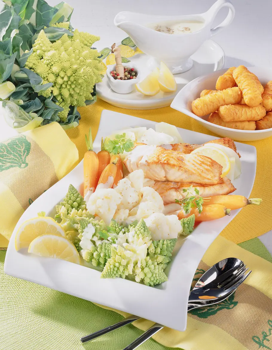 Frühlingsgemüse-Platte zu Lachsfilet in Zitronen-Pfeffer-Soße Rezept Frühlingsgemüse-Platte zu Lachsfilet in Zitronen-Pfeffer-Soße Rezept