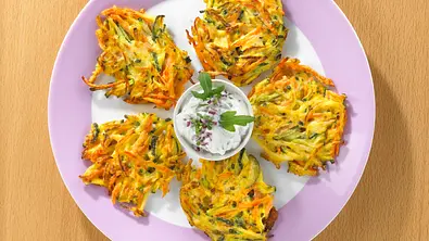 Frühlingsgemüse-Puffer mit Kräuter-Ricottadip Rezept - Foto: LECKER @ Bauer Media Group