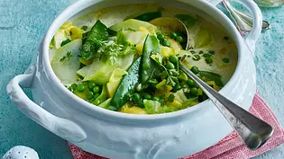 Frühlingshafte Gemüse-Minestrone Rezept - Foto: LECKER @ Bauer Media Group