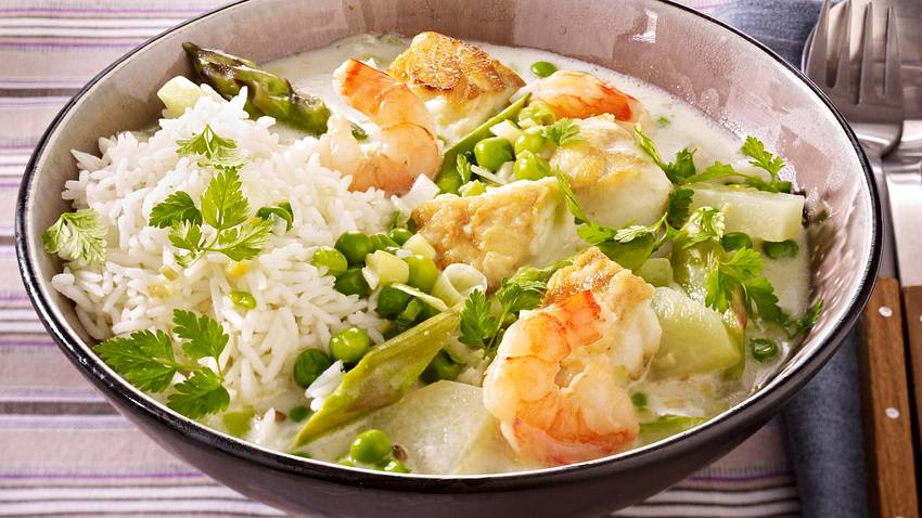 Frühlingshaftes Fischcurry mit Garnelen, Seelachsfilet, Erbsen und Kohlrabi Rezept - Foto: House of Food / Bauer Food Experts KG