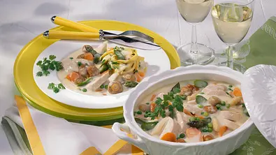 Frühlingshaftes Hühnerfrikasse Rezept - Foto: LECKER @ Bauer Media Group