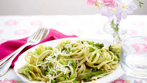 Frühlingspasta mit Erbsenpesto und Manchegokäse Rezept - Foto: House of Food / Bauer Food Experts KG