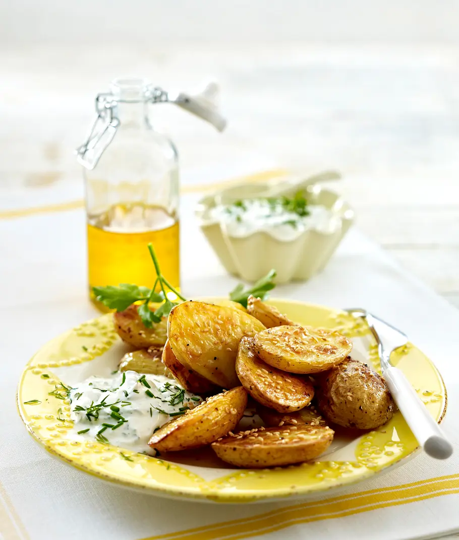 Frühlingsquark mit gebackenen Sesam-Kartoffeln Rezept Frühlingsquark mit gebackenen Sesam-Kartoffeln Rezept