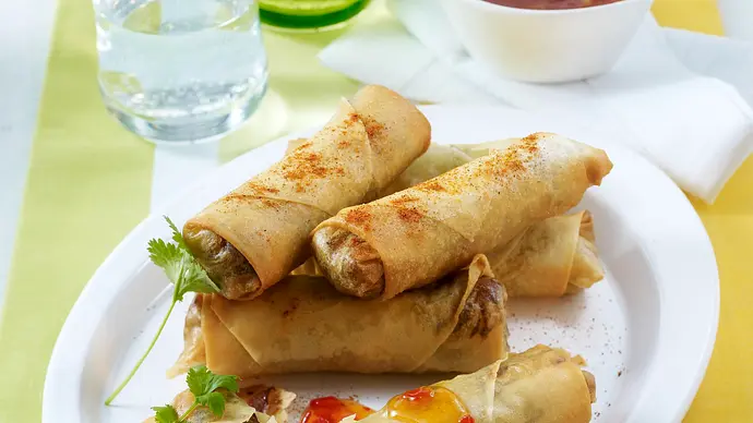 Frühlingsrollen mit Glasnudeln, Pilzen und Bambus zu Chili-Chicken-Soßech Rezept - Foto: LECKER @ Bauer Media Group