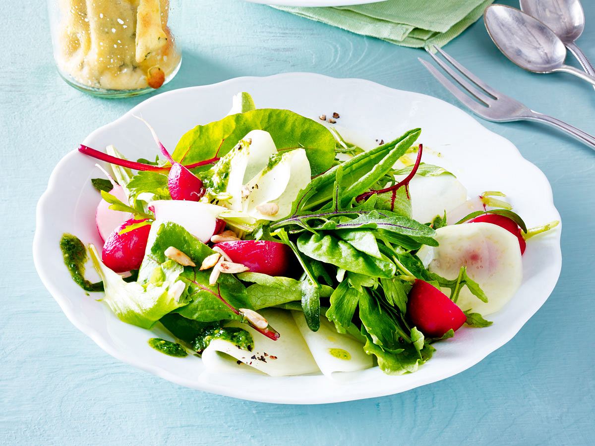 Frühlingssalat mit Käseküchlein und Kohlrabipesto Rezept