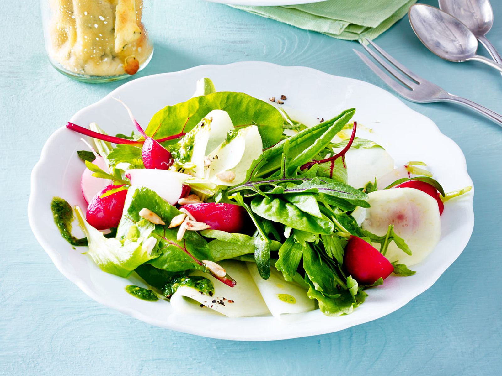 Frühlingssalat mit Käseküchlein und Kohlrabipesto Rezept | LECKER Frühlingssalat mit Käseküchlein und Kohlrabipesto Rezept | LECKER