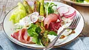 Frühlingssalat mit Ziegenfrischkäse Rezept - Foto: LECKER @ Bauer Media Group