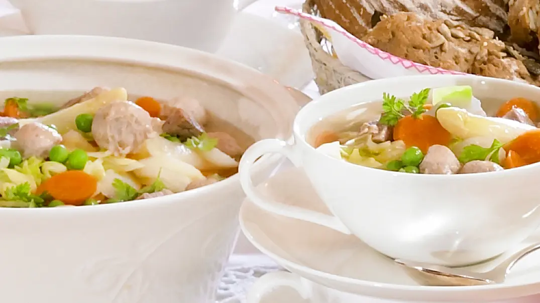 Frühlingssuppe mit Fleischklößchen Rezept - Foto: LECKER @ Bauer Media Group Frühlingssuppe mit Fleischklößchen Rezept - Foto: LECKER @ Bauer Media Group