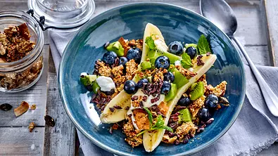 Frühstücks-Bowl mit Banane und Granola Rezept - Foto: LECKER @ Bauer Media Group