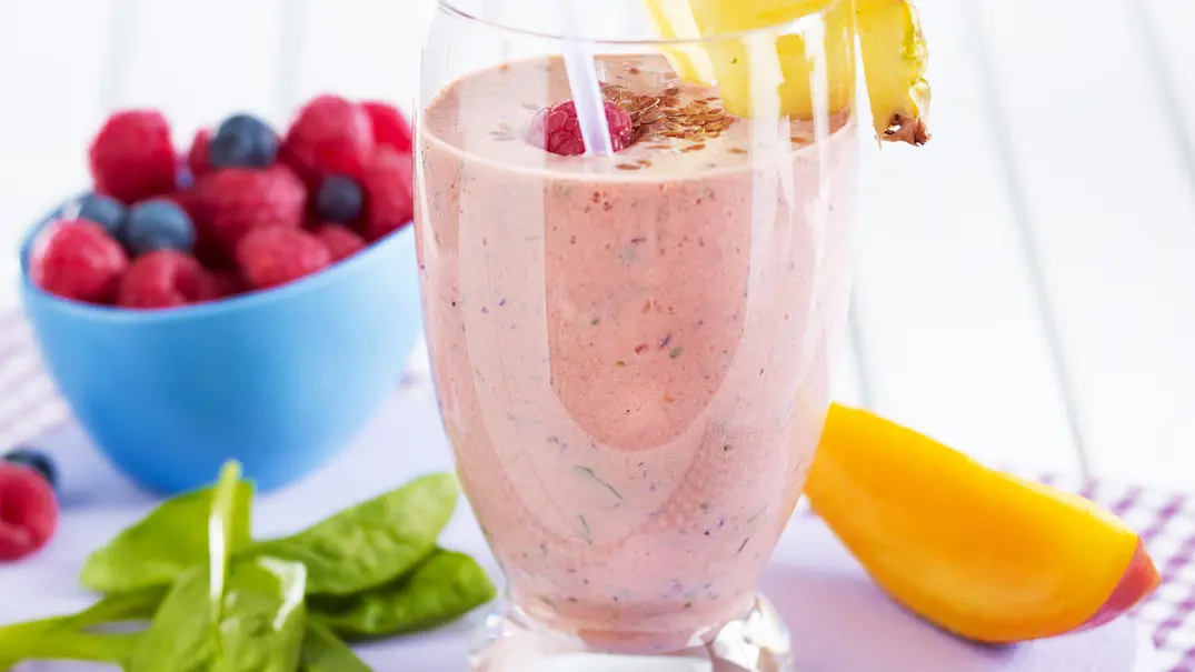 Frühstücks-Smoothie mit Beeren, Spinat und Mango Rezept - Foto: LECKER @ Bauer Media Group Frühstücks-Smoothie mit Beeren, Spinat und Mango Rezept - Foto: LECKER @ Bauer Media Group