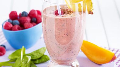 Frühstücks-Smoothie mit Beeren, Spinat und Mango Rezept - Foto: LECKER @ Bauer Media Group