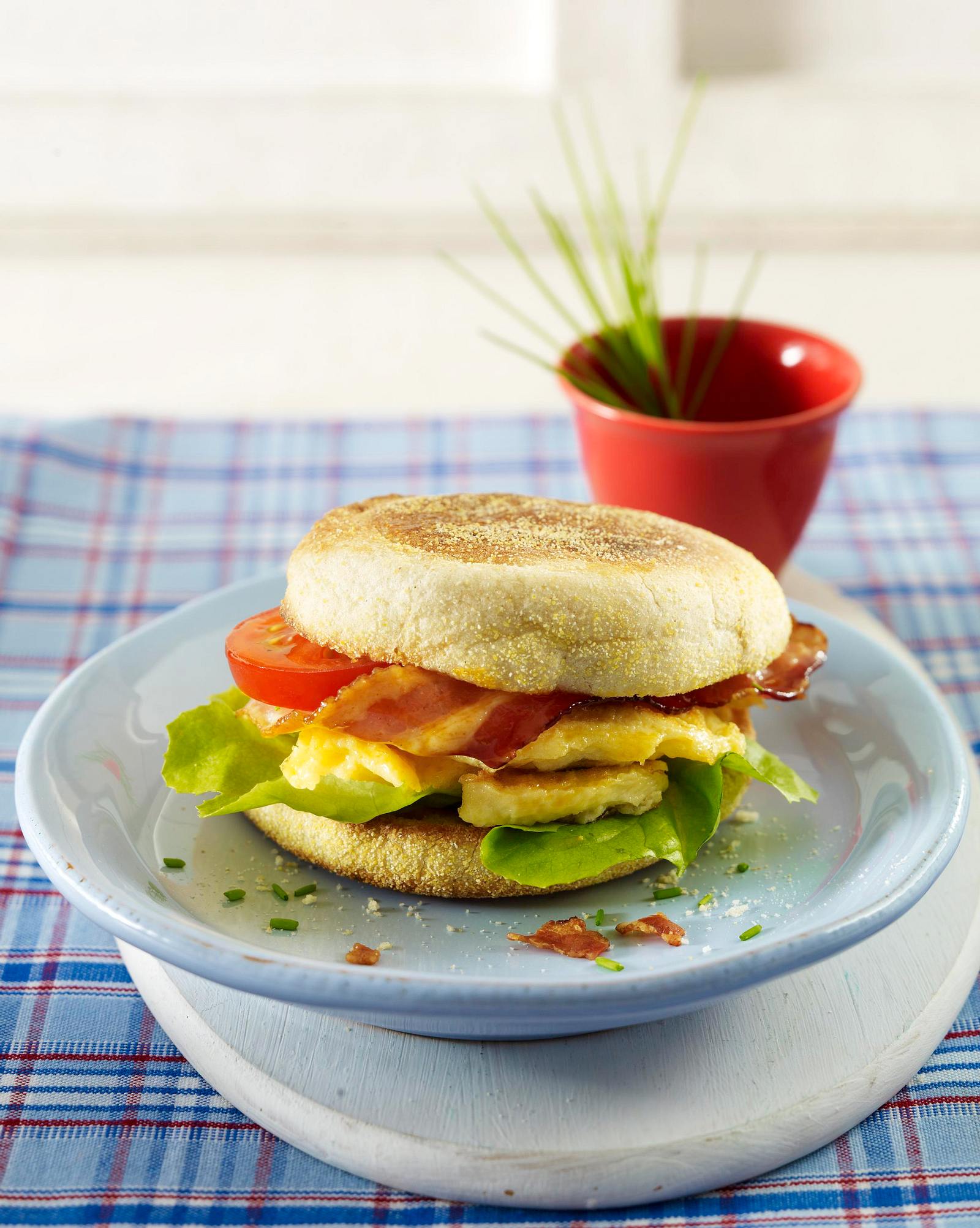 Frühstücksburger mit Rührei und Speck Rezept | LECKER