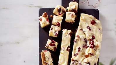 Fudge-Würfelchen auf Krümelkeks mit Limettenkaramell Rezept - Foto: LECKER @ Bauer Media Group