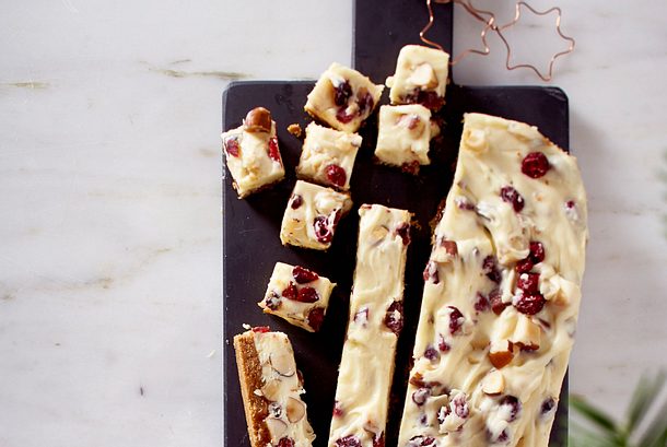 Fudge-Würfelchen auf Krümelkeks mit Limettenkaramell Rezept Fudge-Würfelchen auf Krümelkeks mit Limettenkaramell Rezept