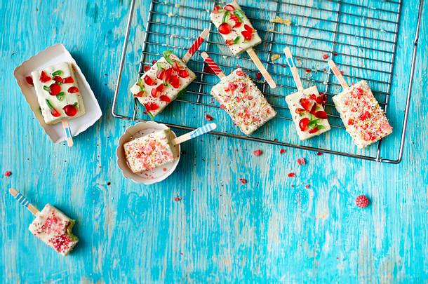 Funfetti Blondie Pops am Stiel Rezept Funfetti Blondie Pops am Stiel Rezept
