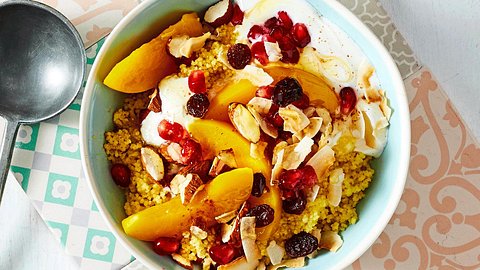 Für morgens, mittags, abends: Pfirsich-Couscous-Bowl Rezept - Foto: House of Food / Bauer Food Experts KG
