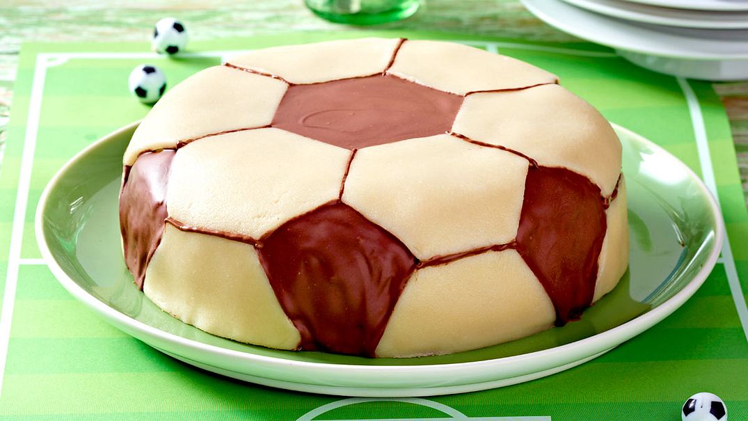 Fußball-Torte Rezept - Foto: LECKER @ Bauer Media Group