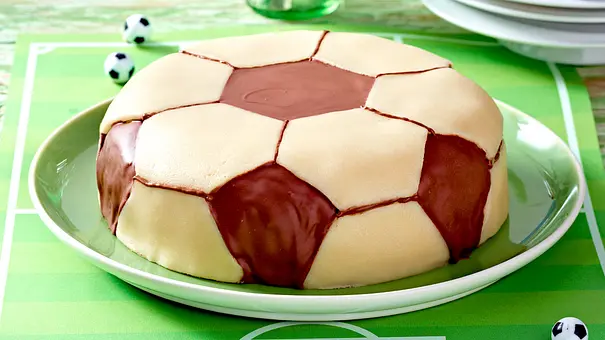 Fußball-Torte Rezept - Foto: LECKER @ Bauer Media Group Fußball-Torte Rezept - Foto: LECKER @ Bauer Media Group