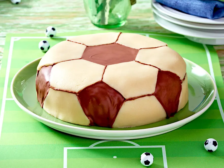 Fussball-Schokoladen-Torte Rezept Fußball-Torte Rezept