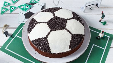 Fußballkuchen Rezept - Foto: LECKER @ Bauer Media Group