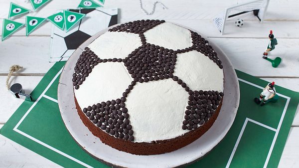 Fußballkuchen Rezept - Foto: House of Food / Bauer Food Experts KG