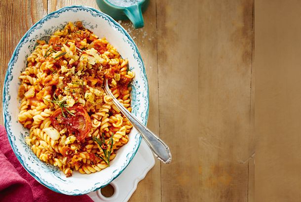 Fusili mit gerösteter Tomatensoße und Rosmarinbröseln Rezept