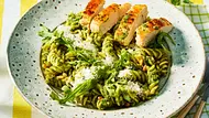 Fusilli mit Rucola-Pesto und Hähnchen auf einem Teller mit Parmesan garniert. - Foto: LECKER @ Bauer Media Group