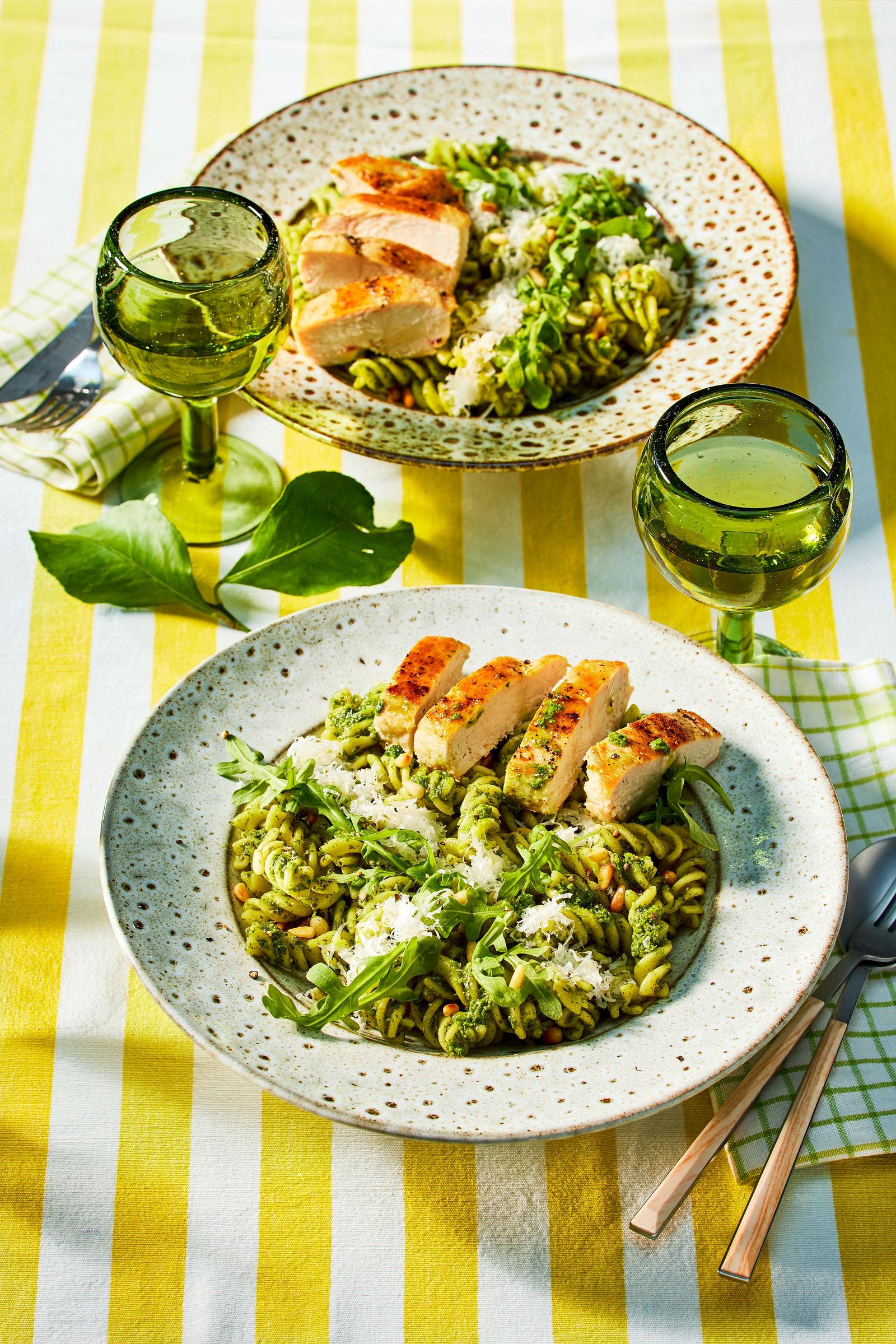 Fusilli mit Rucola-Pesto und Hähnchen Rezept | LECKER