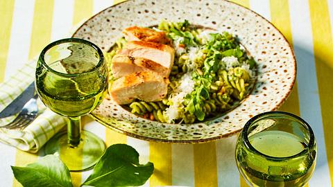 Fusilli mit Rucola-Pesto und Hähnchen - Foto: House of Food / Bauer Food Experts KG