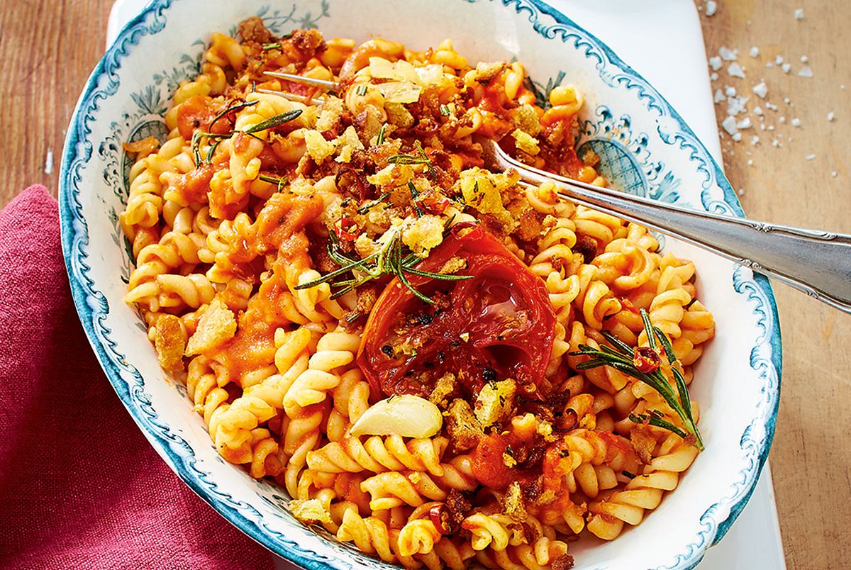 Fusilli mit Tomatensosse und Chilibröseln Rezept