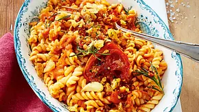 Fusilli mit Tomatensosse und Chilibröseln Rezept - Foto: LECKER @ Bauer Media Group