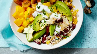 Futter der Karibik-Reissalat mit Bohnen, Avocado und Mango Rezept - Foto: LECKER @ Bauer Media Group