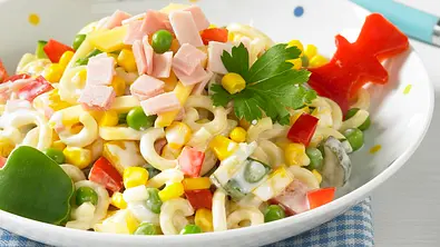Gabel-Spaghettisalat mit Käse Rezept - Foto: LECKER @ Bauer Media Group