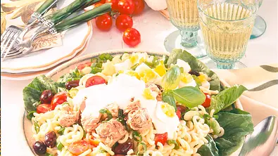 Gabelspaghetti-Salat mit Thunfisch Rezept - Foto: LECKER @ Bauer Media Group
