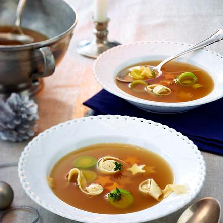 Gänsebouillon mit Wintergemüse und Flädle Rezept Gänsebouillon mit Wintergemüse und Flädle Rezept