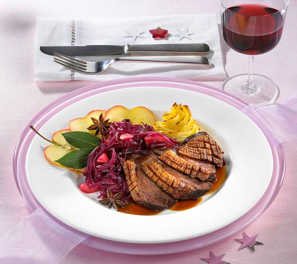 Gänsebrust mit Apfel-Rotkohl und Herzoginkartoffeln Rezept | LECKER