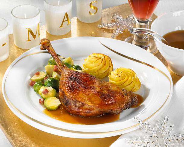 Gänsekeule mit Herzoginkartoffeln und Speck-Rosenkohl Rezept Gänsekeule mit Herzoginkartoffeln und Speck-Rosenkohl Rezept