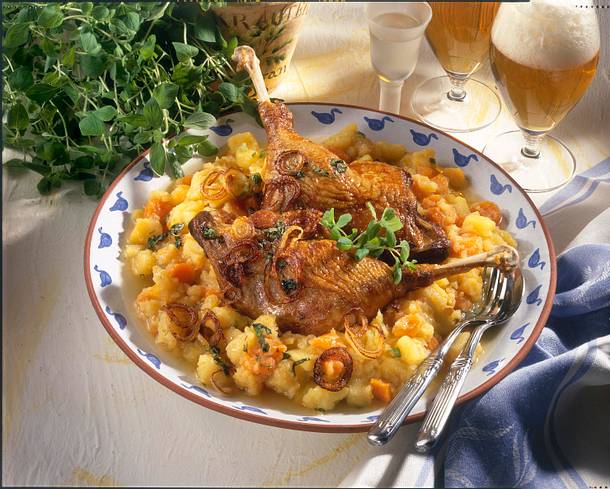 Gänsekeulen auf Steckrüben-Püree Rezept Gänsekeulen auf Steckrüben-Püree Rezept