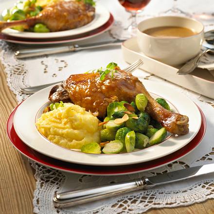 Gänsekeulen in Lebkuchensoße und Mandelrosenkohl Rezept Gänsekeulen in Lebkuchensoße und Mandelrosenkohl Rezept