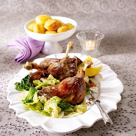 Gänsekeulen mit Glühweinsoße und Butter-Wirsing Rezept Gänsekeulen mit Glühweinsoße und Butter-Wirsing Rezept