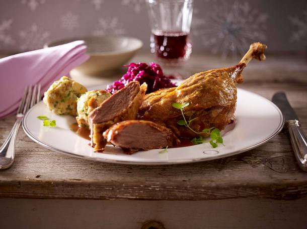 Gänseteile mit Pflaumenmus-Rotkohl und Semmelknödeln Rezept