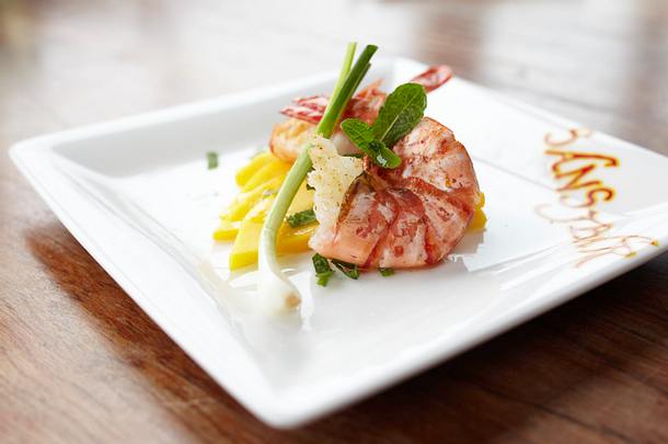 Gambas mit Mango-Minz-Salat Rezept Gambas mit Mango-Minz-Salat Rezept