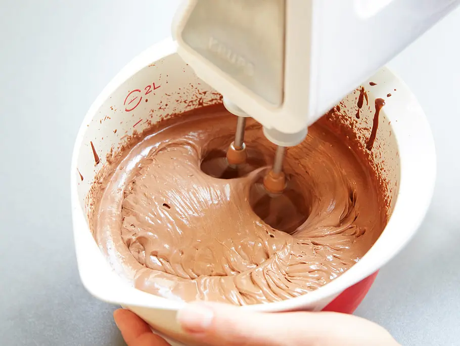 Ganache mit dem Handmixer aufschlagen Ganache mit dem Handmixer aufschlagen